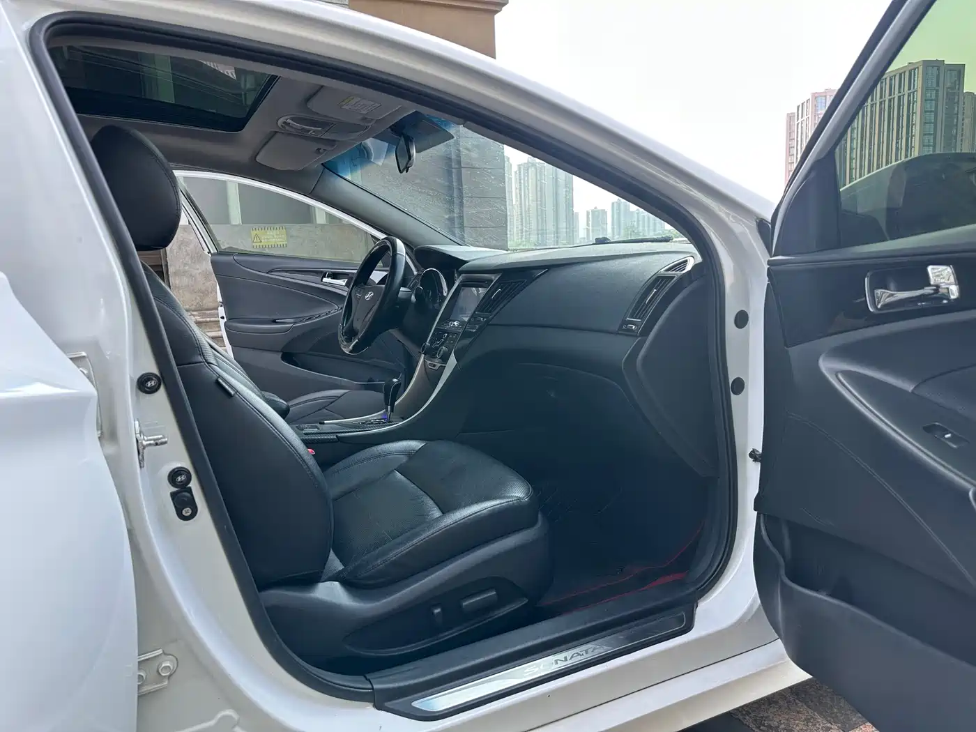 Hyundai Sonata 2014 2.0L Automatic Luxury фото 11