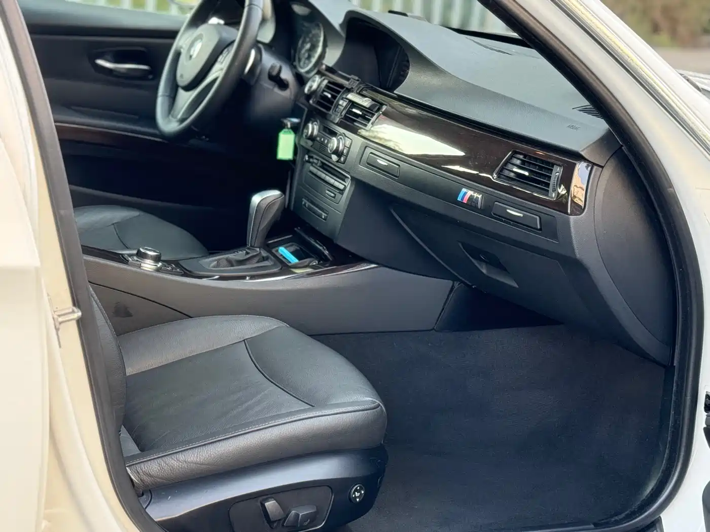 BMW 3 Series 2009 325i Luxury фото 4