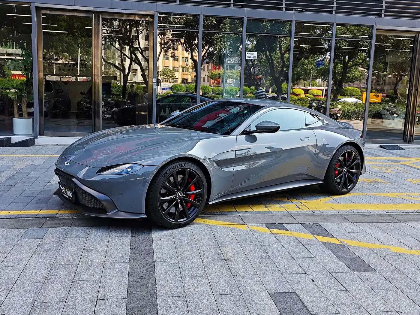 Aston Martin V8 Vantage 2022 2022 4.0T V8 Coupe