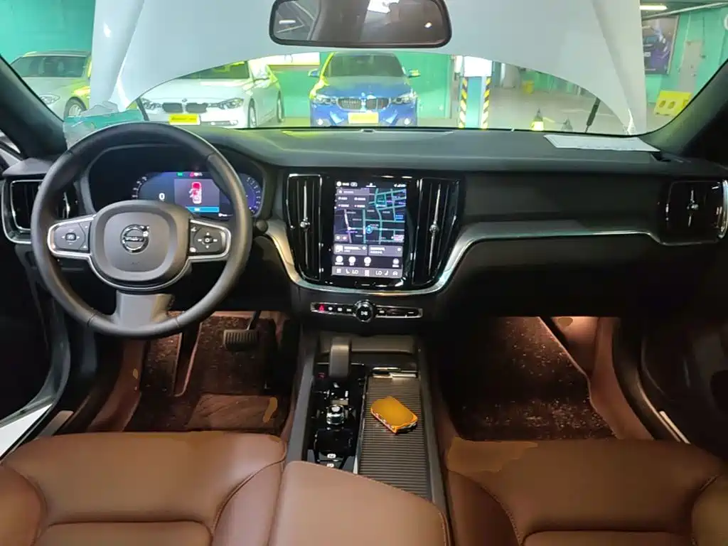 Volvo S60 2026 2025 B4 Smart Luxury Edition