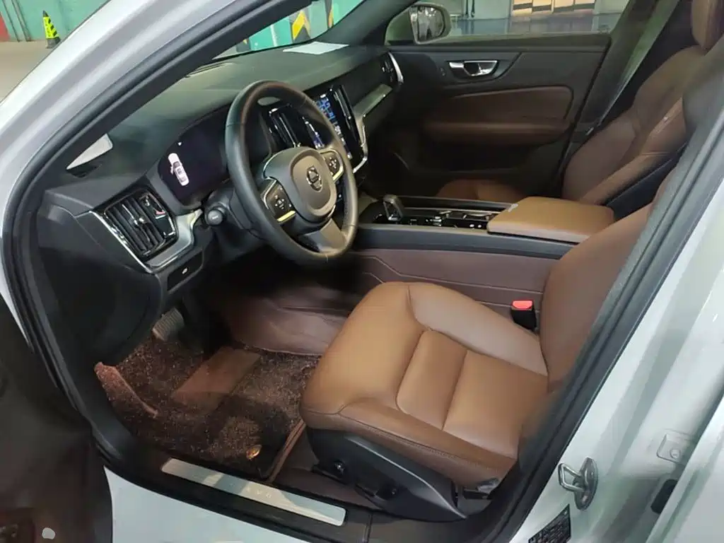 Volvo S60 2026 2025 B4 Smart Luxury Edition