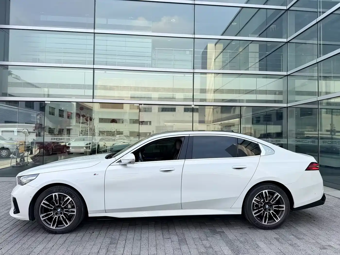 BMW 5 Series 2025 530Li Leading M Sport Package фото 2