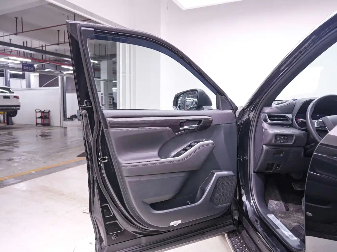 Toyota Crown Kluger 2021 2.5L HEV 4WD Premium фото 13