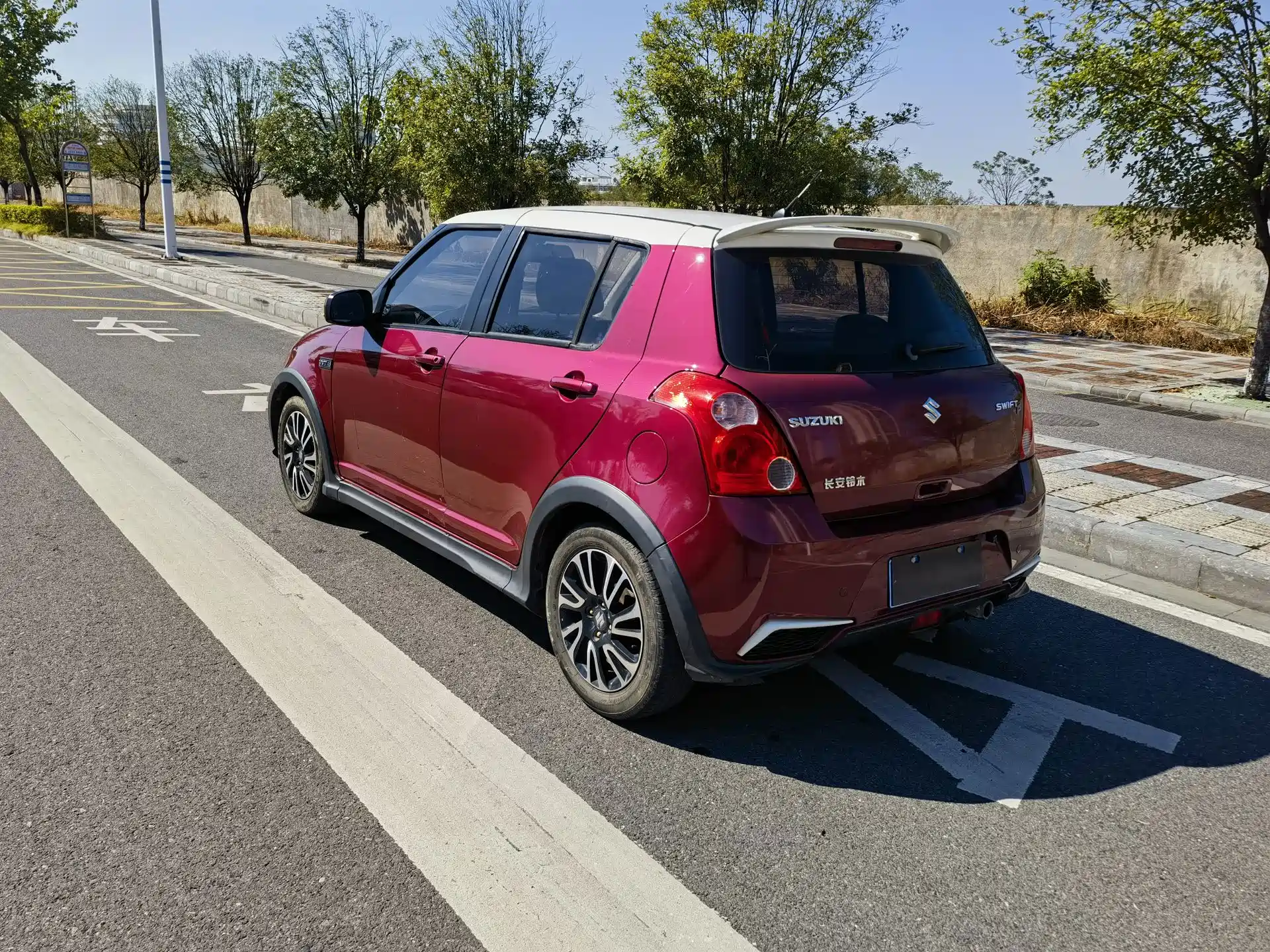 Photo 3 - Suzuki Swift