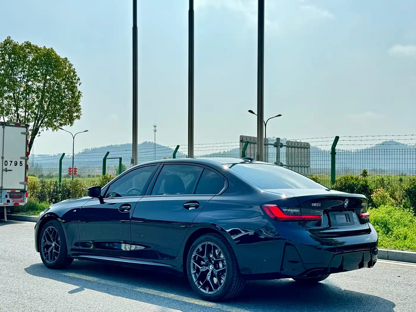 BMW 3 Series 2025 330Li M Sport Night Edition фото 14