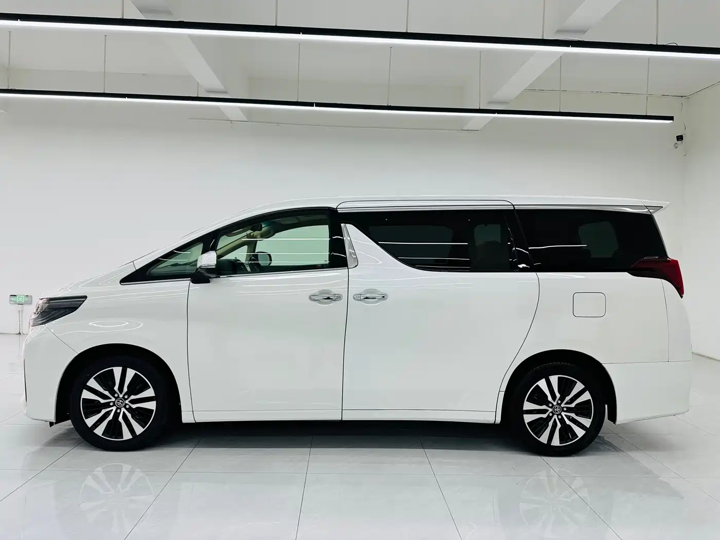 Toyota Alphard 2018 Facelift 3.5L Premium Edition фото 4