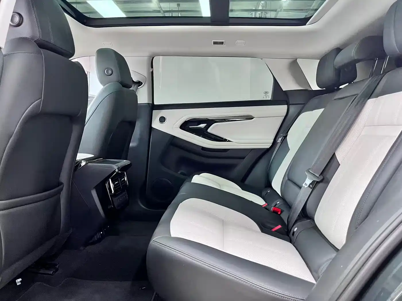 Land Rover Range Rover Evoque 2023 Range Rover Evoque L 249PS Luxury Edition фото 17