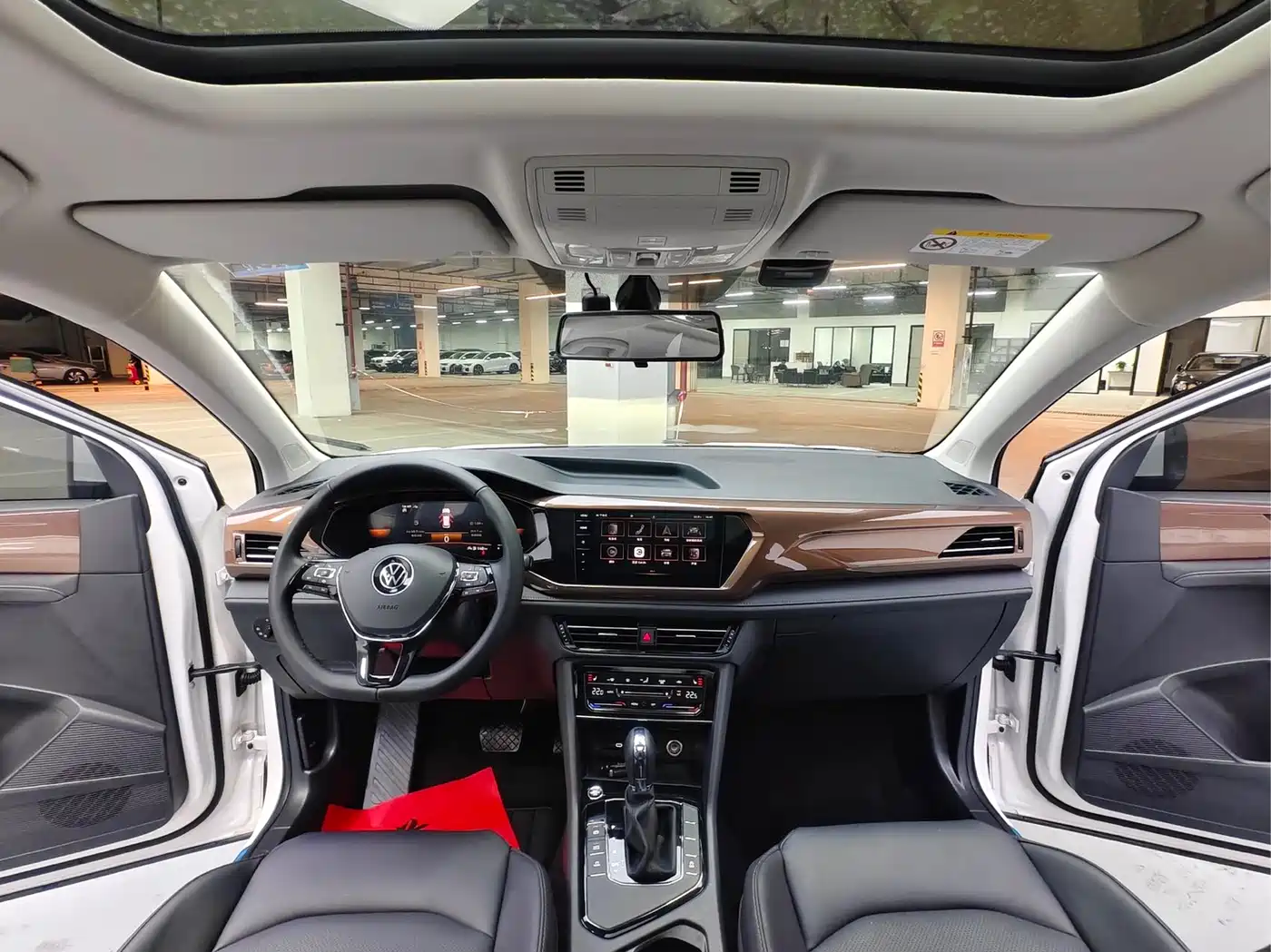 Volkswagen Tharu 2022 280TSI FWD Luxury Edition фото 17