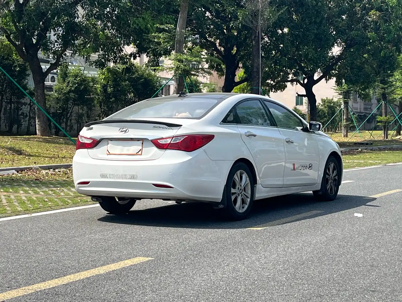 Hyundai Sonata 2011 2.0L Automatic Luxury фото 6