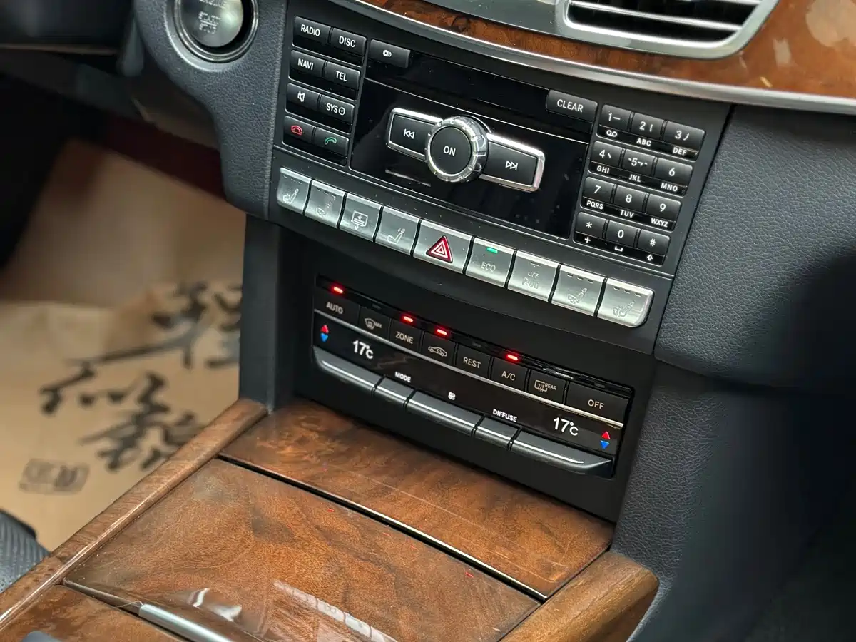 Photo 10 - Mercedes-Benz E-Class