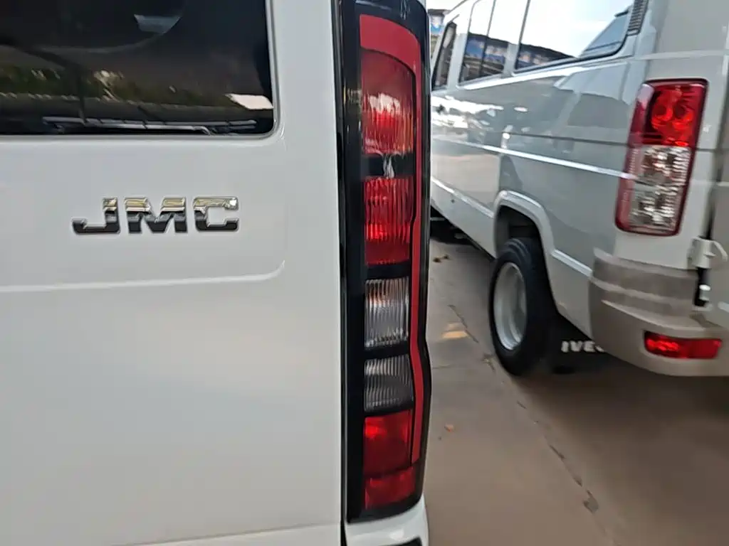 Jiangling JMC Fushun 2025 2025 Model 2.0T 6MT Diesel Medium Wheelbase Medium-High Roof Commercial MPV 7 Seats