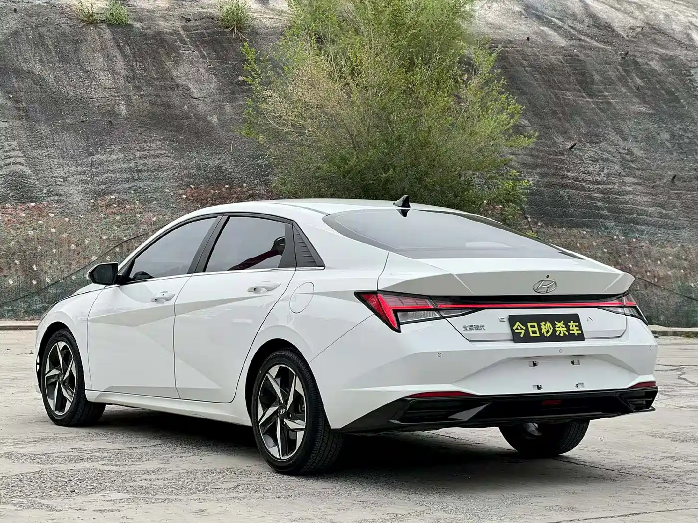 Hyundai Elantra 2021 1.5L CVT LUX Premium Edition фото 8