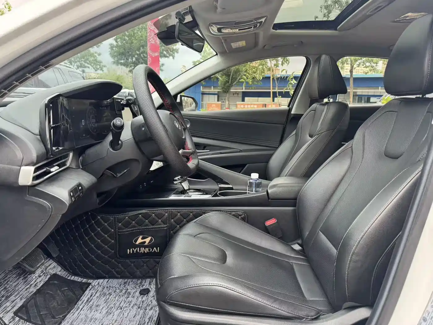 Hyundai Elantra 2021 1.5L CVT LUX Premium Edition фото 16