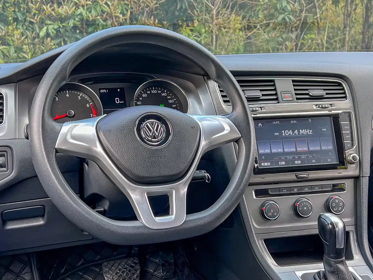 Volkswagen Golf 2016 1.6L Automatic Fashion фото 10