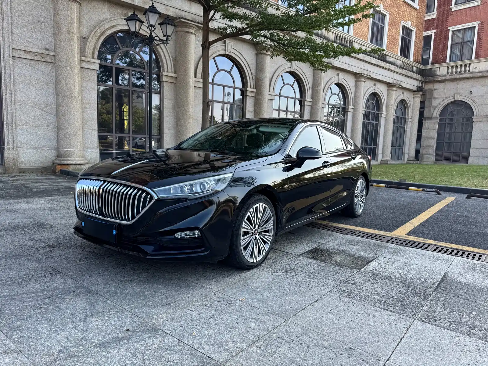 Фото 1 - Hongqi H5