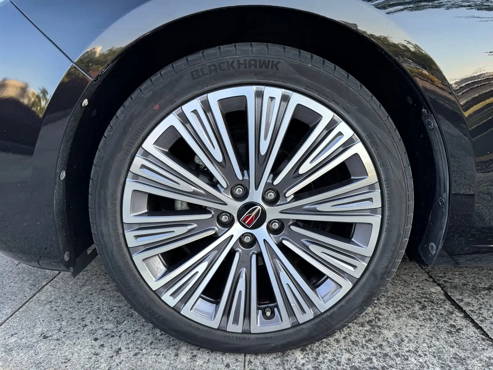Фото 34 - Hongqi H5