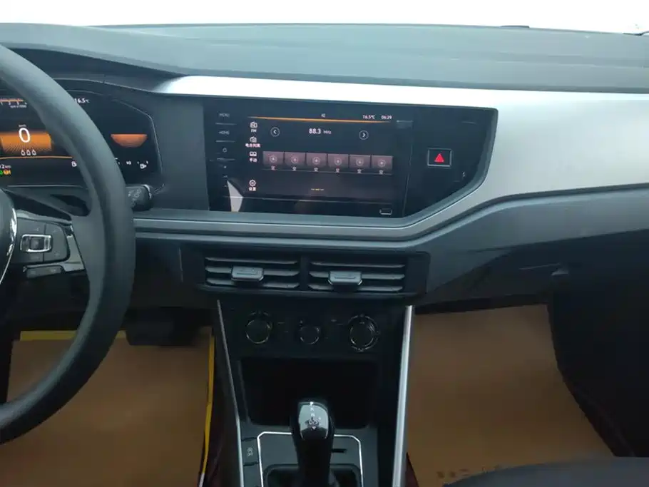 VOLKSWAGEN POLO