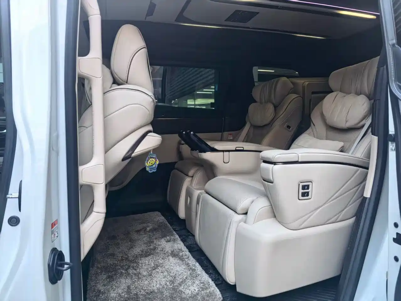 Toyota Alphard 2024 Hybrid 2.5L Ultimate Enjoyment Edition фото 20