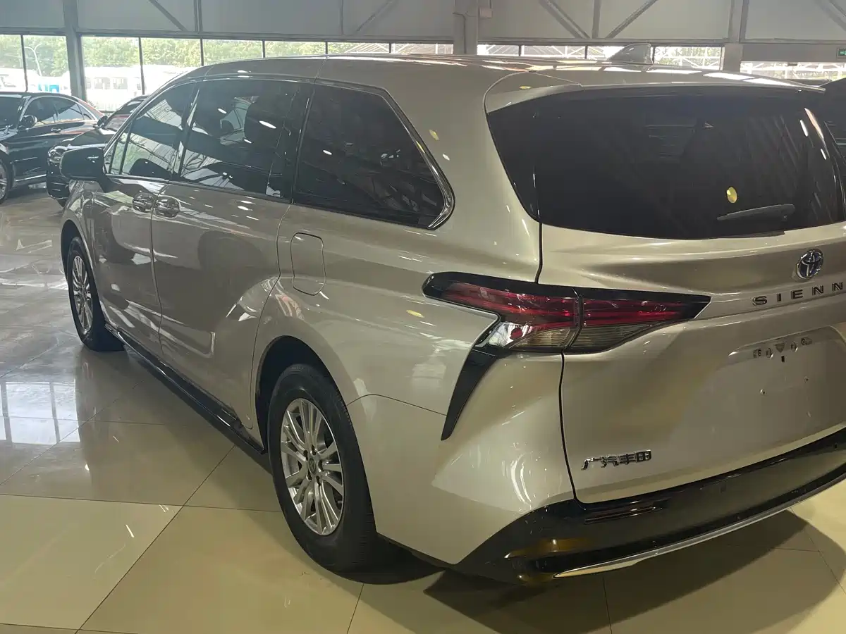 Toyota Sienna 2023 2.5L Hybrid Premium Edition фото 6