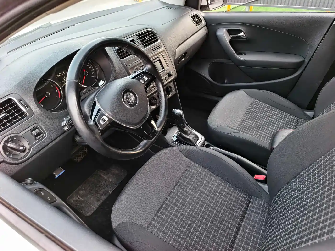 Volkswagen Polo 2016 1.6L Automatic Comfort фото 6
