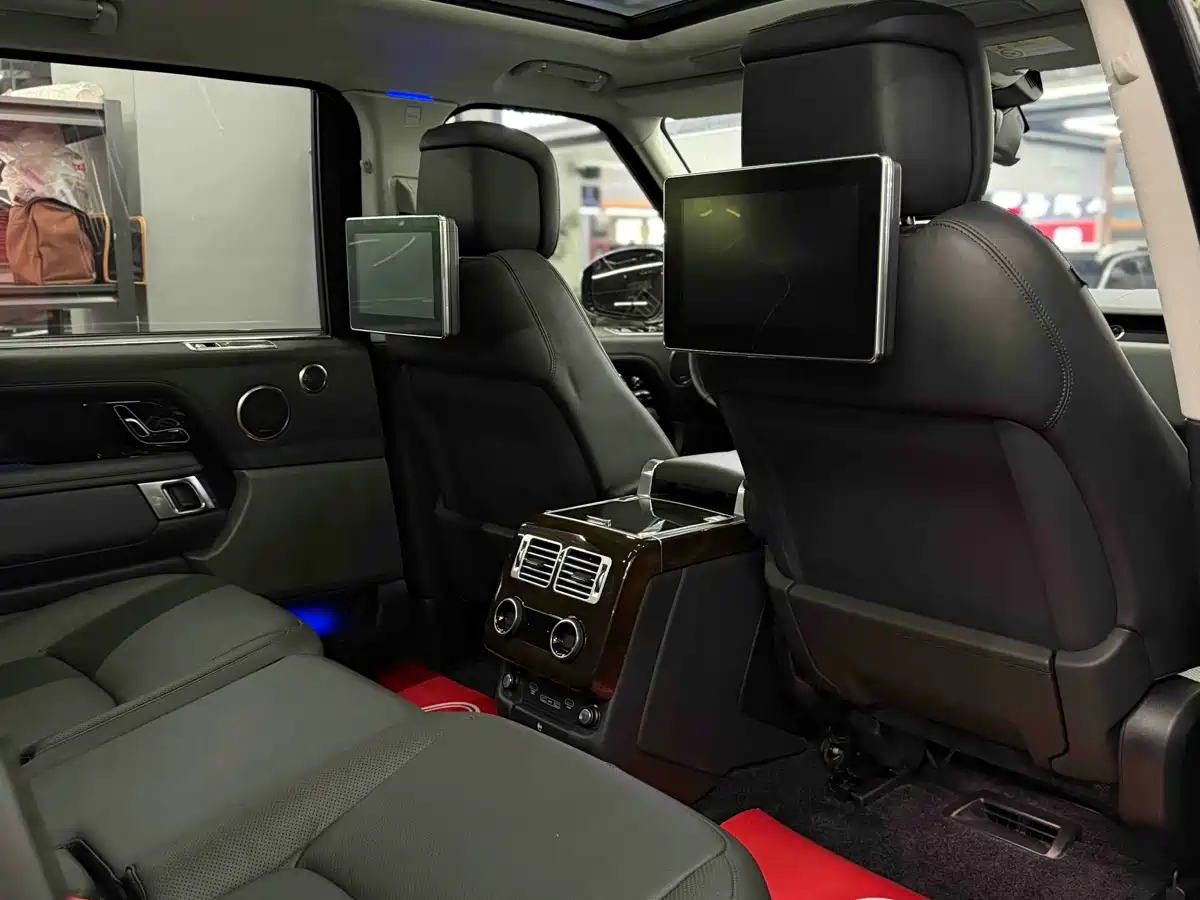 Land Rover Range Rover 2021 3.0 L6 Heritage Extended Classic Edition фото 6