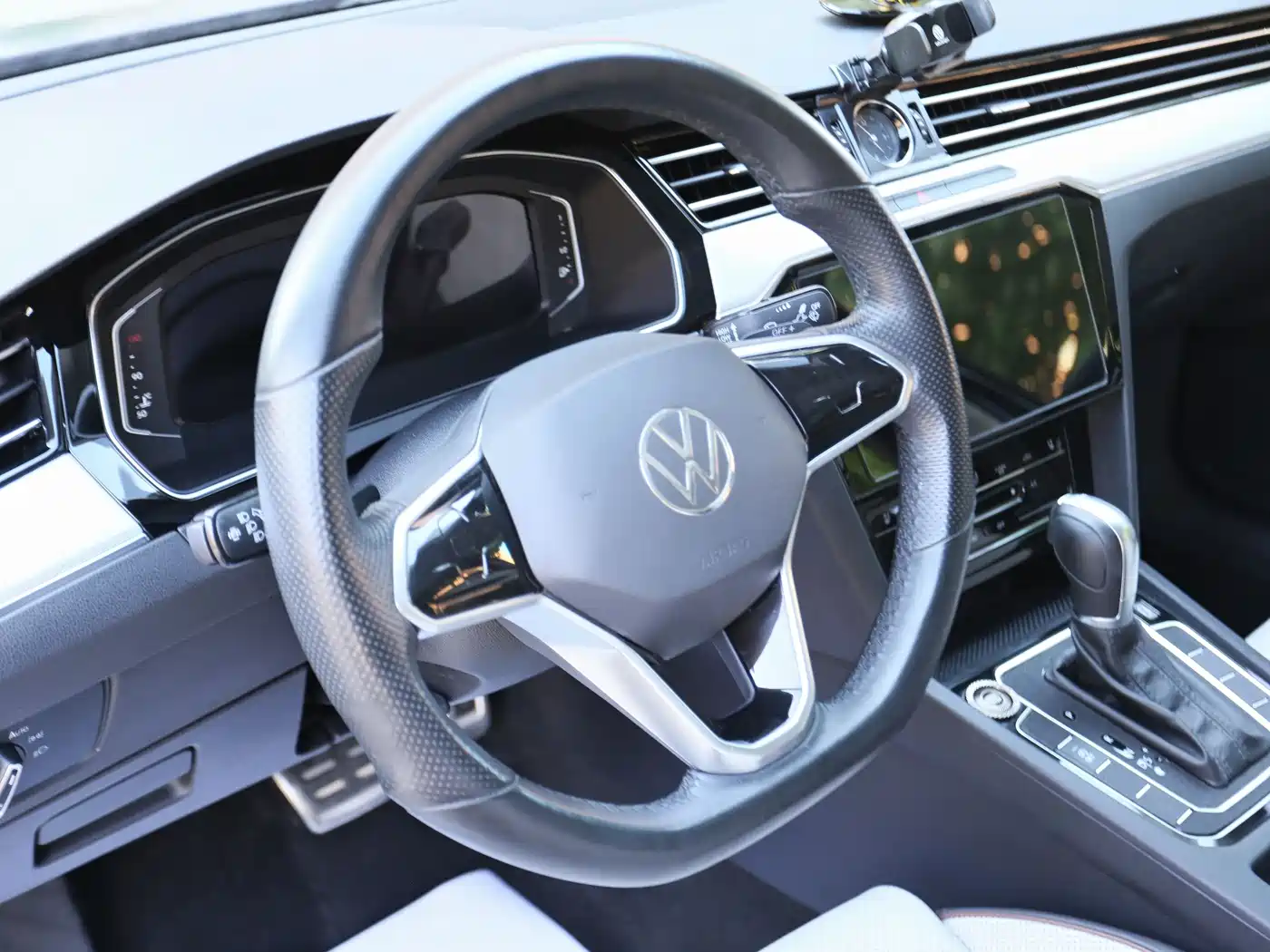 Volkswagen Magotan 2023 Model 2 Million Commemorative Edition 330TSI DSG Luxury фото 11