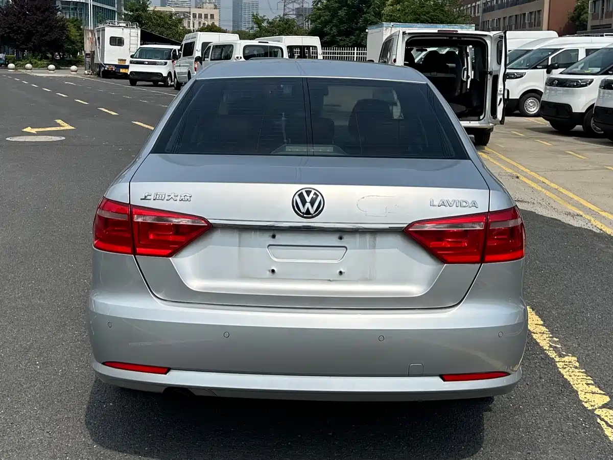 Volkswagen Lavida 2013 Facelift Classic 1.6L Automatic Comfort фото 5