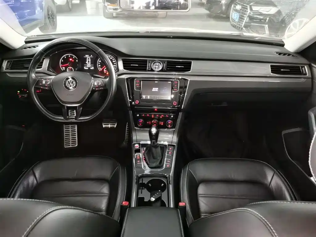 Volkswagen Passat 2017 330TSI DSG Prestige фото 10