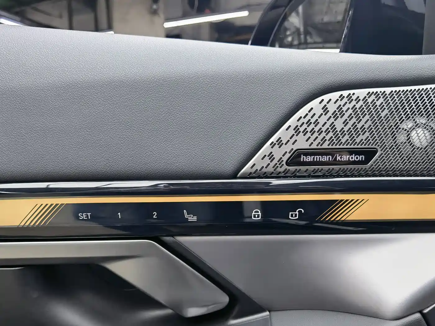BMW 5 Series 2025 530Li Leading M Sport Package фото 14