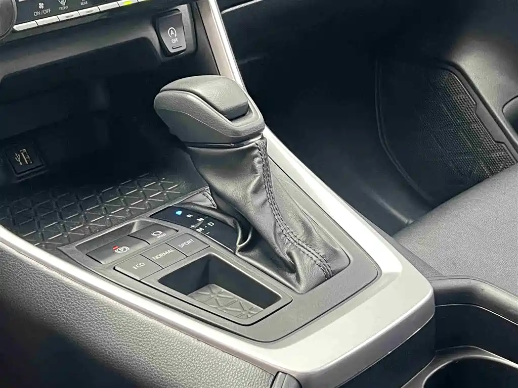 Toyota Wildlander 2023 2.0L CVT FWD LE фото 22