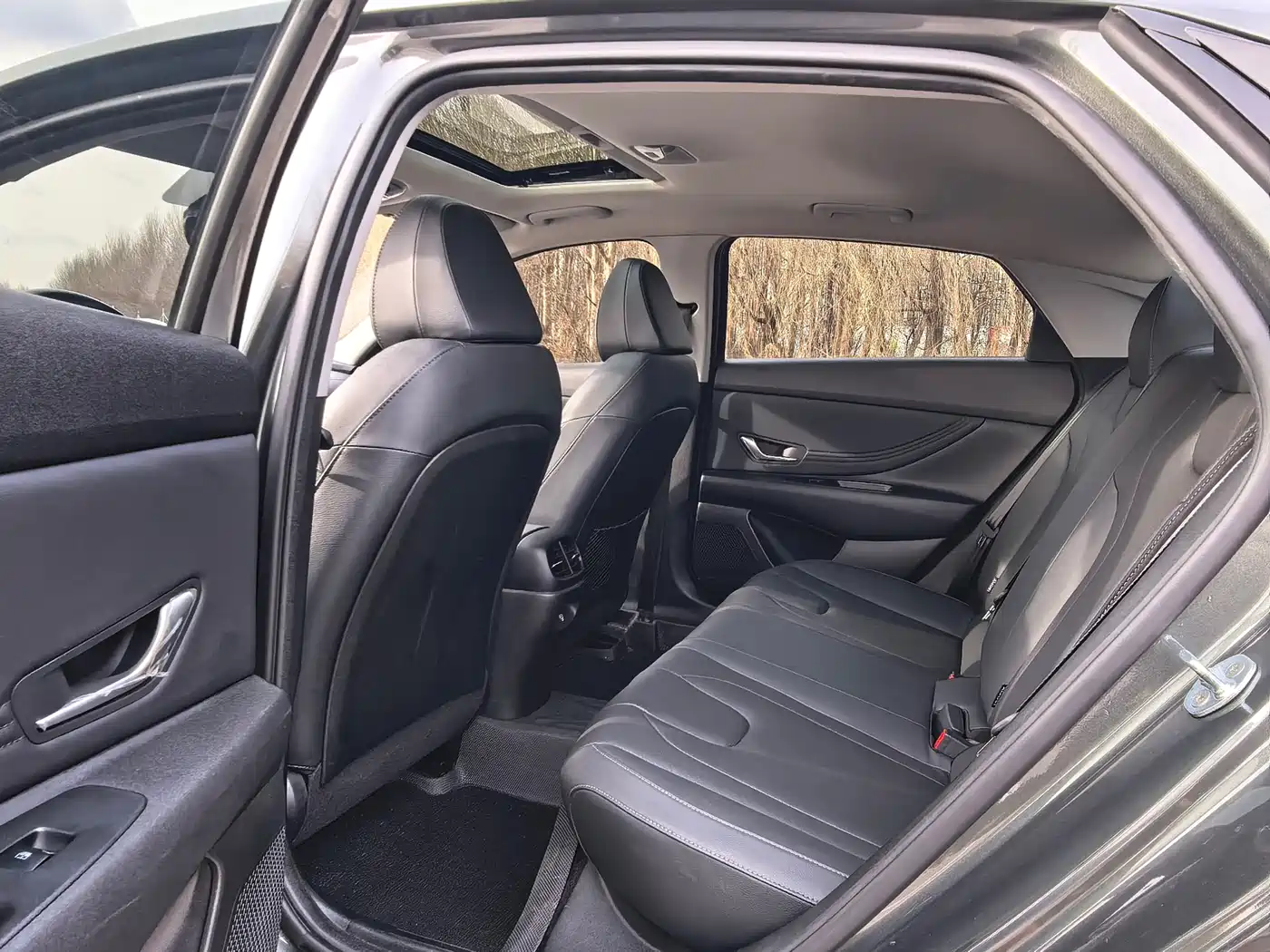 Hyundai Elantra 2023 Model 1.5L CVT LUX Premium Edition фото 9