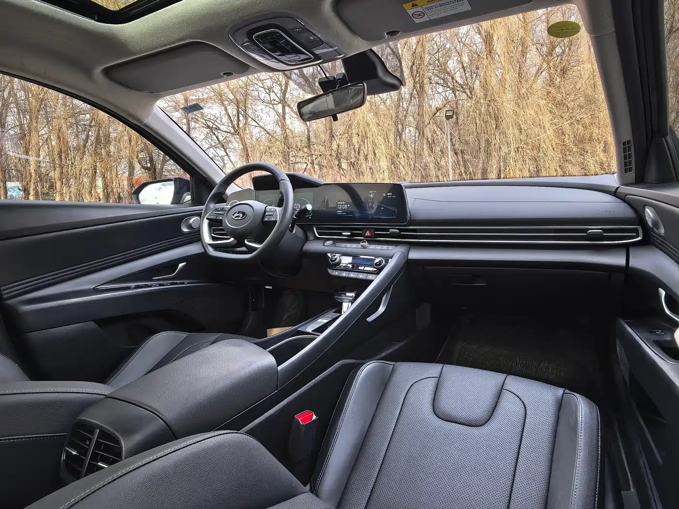 Hyundai Elantra 2023 Model 1.5L CVT LUX Premium Edition фото 14