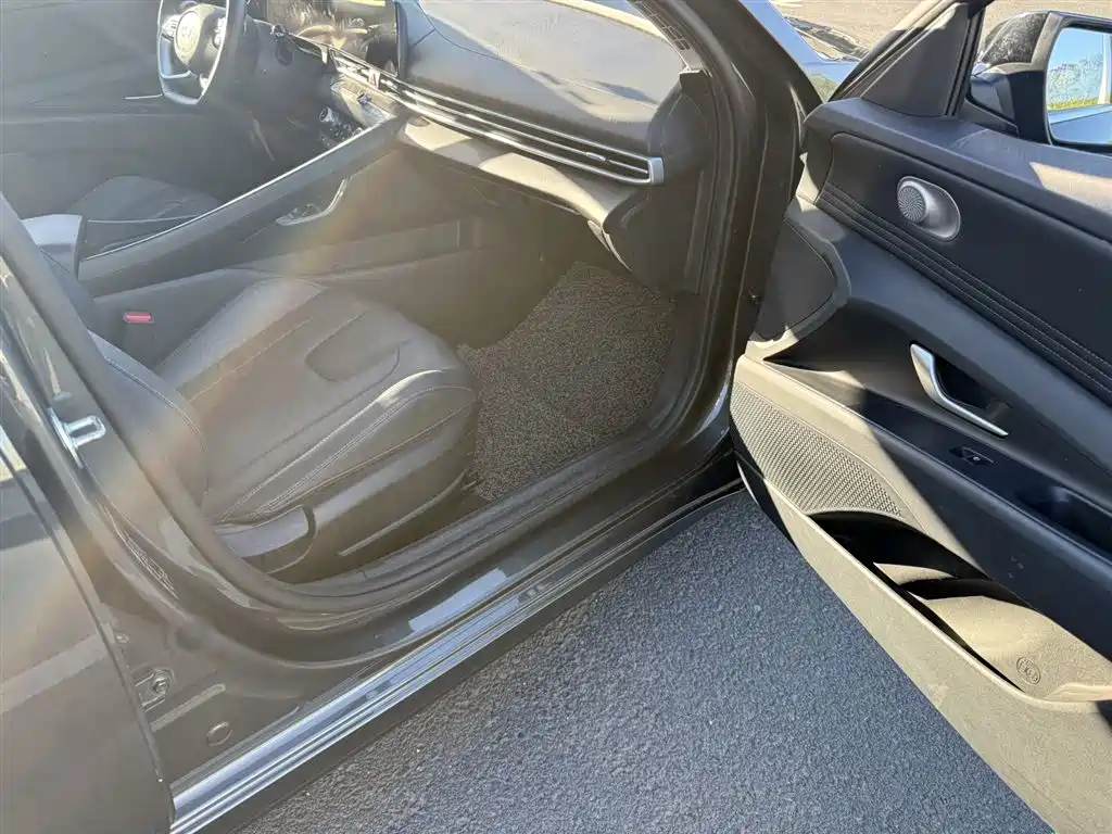 Hyundai Elantra 2023 1.5L CVT TOP Flagship Edition фото 12