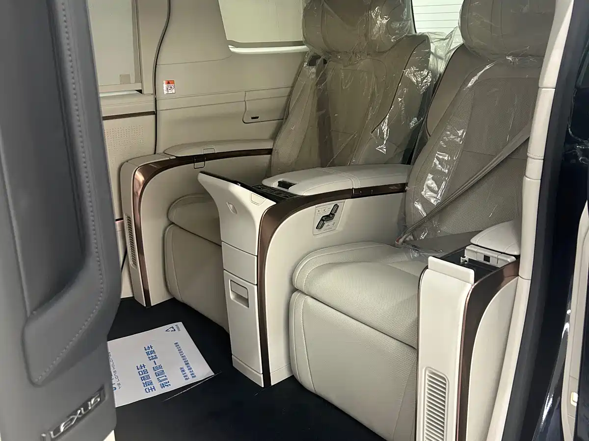 Lexus LM 2023 500h Four-Seat Imperial Edition фото 7
