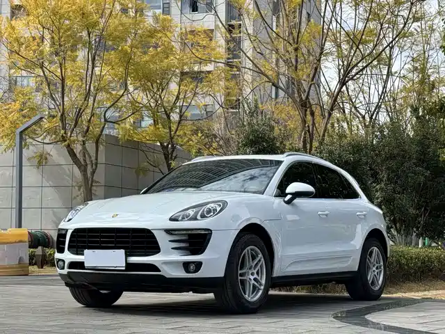 PORSCHE MACAN