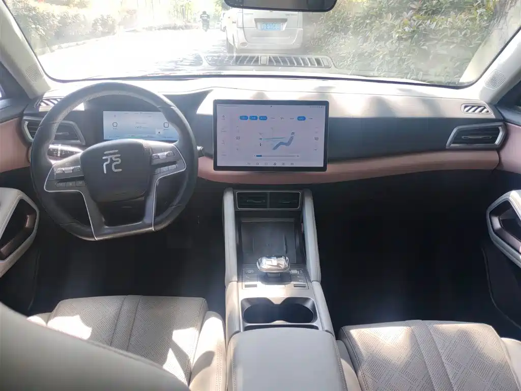 BYD Yuan UP 2024 401KM Surpass Edition фото 12