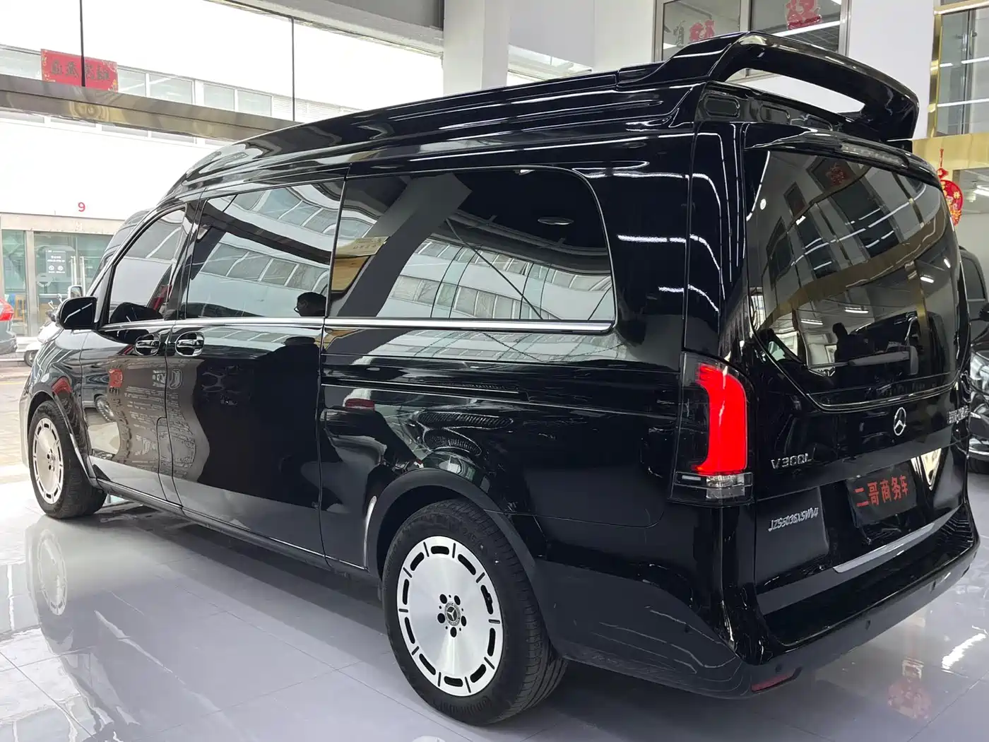 Mercedes-Benz V-Class 2024 V 300 L Long Wheelbase Luxury Edition фото 4
