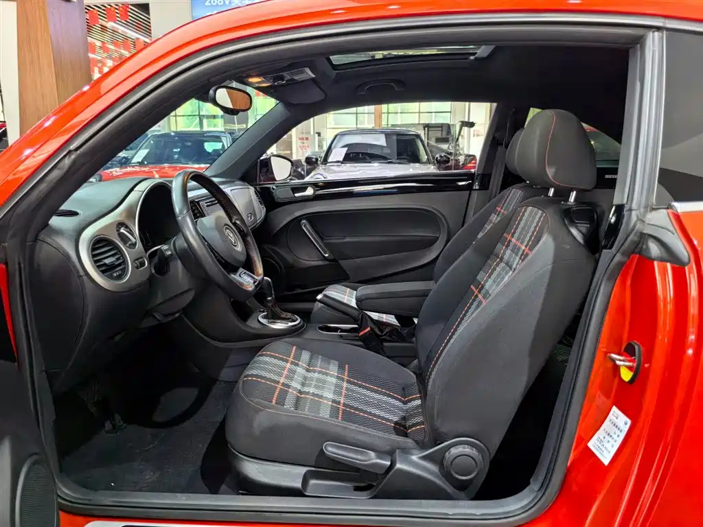 Volkswagen Beetle 2016 Model 180TSI Club Edition фото 6