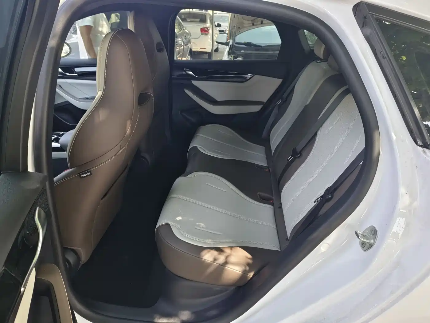 BYD Qin PLUS 2024 Glory Edition DM-i 55KM Leading фото 5