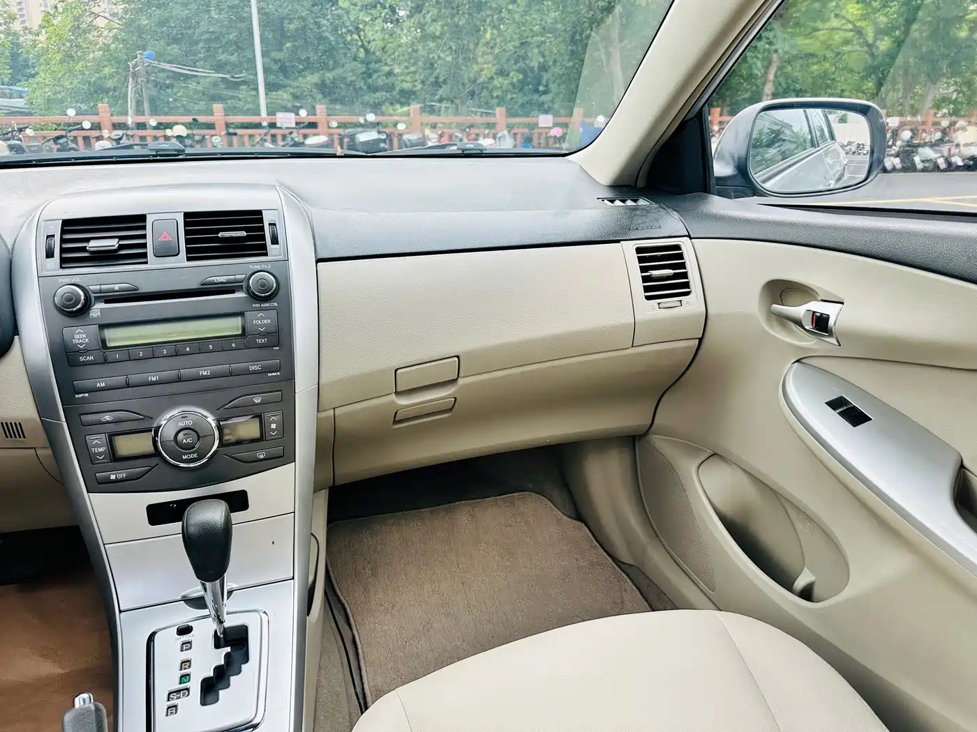 Toyota Corolla 2011 1.8L CVT GL-i Commemorative Edition фото 25