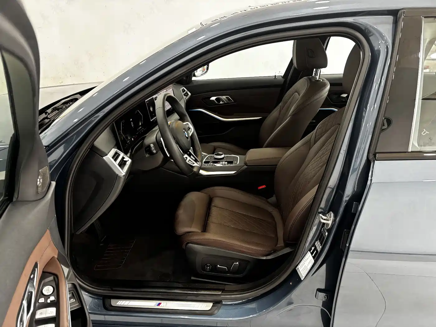 BMW 3 Series 2025 330Li Premium M Sport Night Edition фото 12
