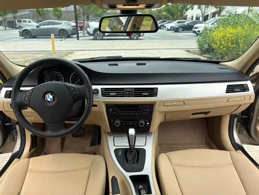 BMW 3 Series 2010 318i Progressive фото 5