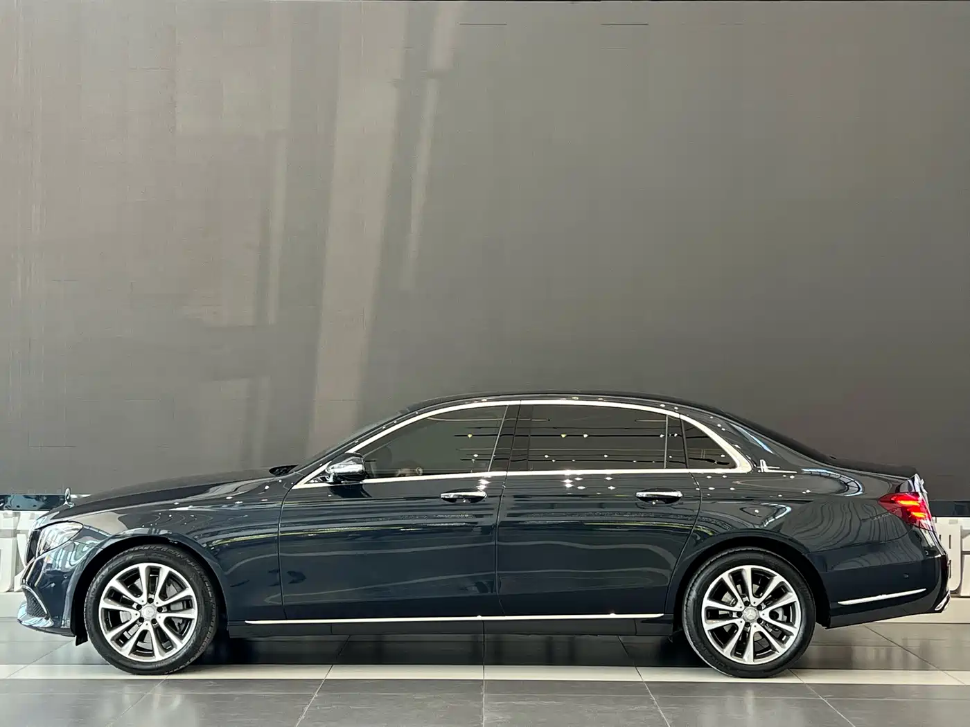 Mercedes-Benz E-Class 2016 E 300 L Fashion Type фото 3