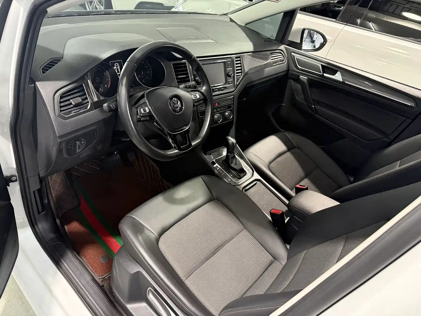 Volkswagen Golf Sportsvan 2018 230TSI Automatic Progressive фото 7