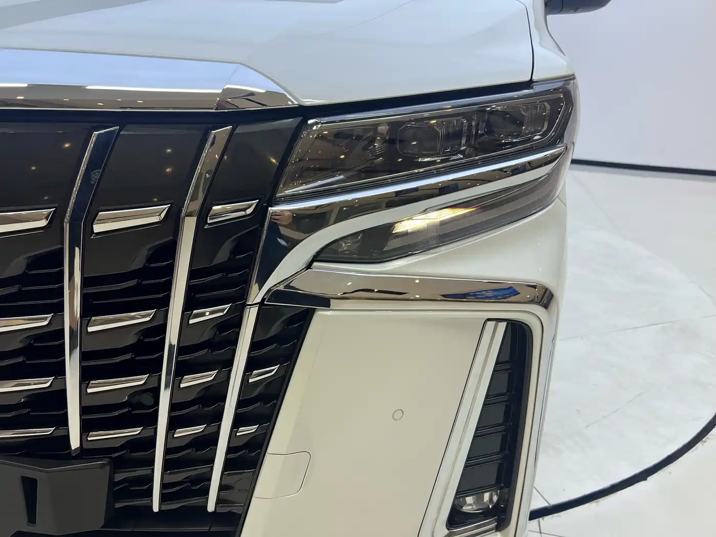 Toyota Alphard 2021 Hybrid 2.5L Luxury фото 7