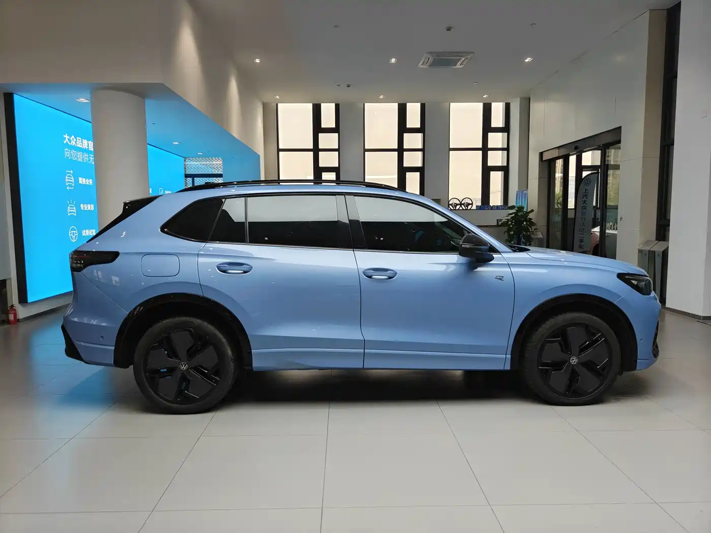 Volkswagen Tiguan L 2024 PRO 380TSI 4WD R-Line Premium Edition фото 4