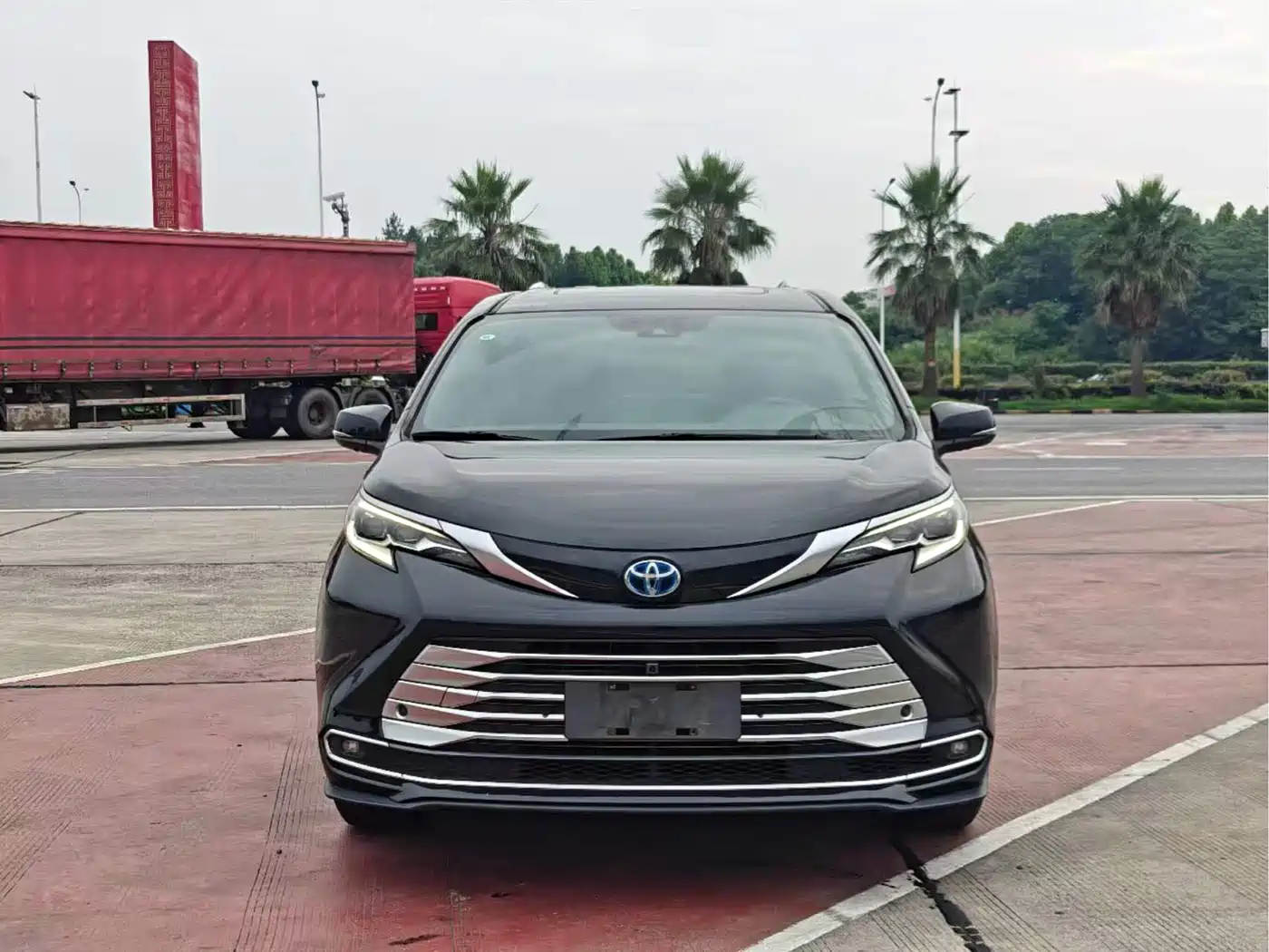 Toyota Sienna 2021 2.5L Hybrid Platinum Edition фото 2