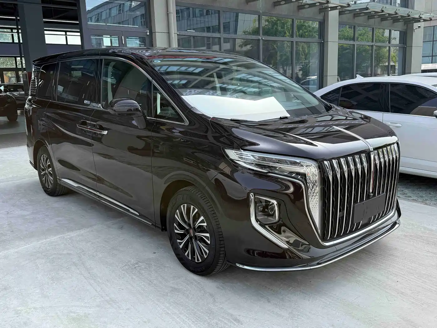 Hongqi HQ9 PHEV 2024 Model 2.0T AWD Luxury Edition фото 3