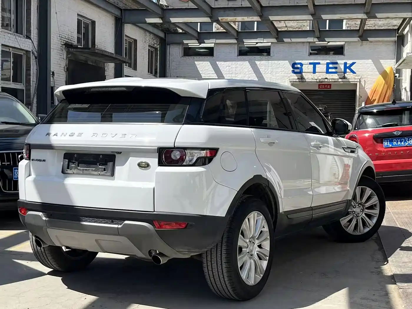 Land Rover Range Rover Evoque 2015 2.0T 5-Door Intelligent Edition фото 17