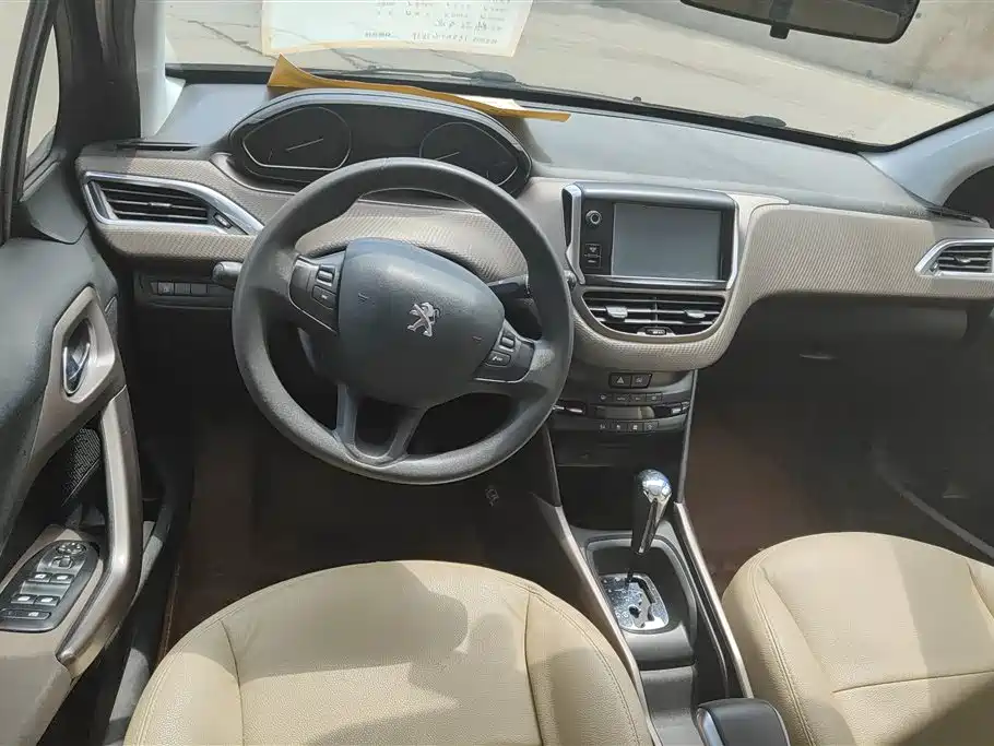 Peugeot 2008 2014 1.6L Automatic Navigation Edition фото 12